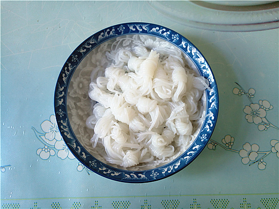 涼拌魔芋結(jié)的做法-酸辣味拌菜譜-易網(wǎng)<a href=http://www.fnaogov.cn/ target=_blank class=infotextkey>健康養(yǎng)生</a>網(wǎng) 涼拌魔芋結(jié)的做法-酸辣味拌菜譜