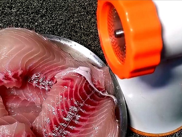 草魚餅的做法-咸鮮味煎菜譜-易網(wǎng)<a href=http://www.fnaogov.cn/ target=_blank class=infotextkey>健康養(yǎng)生</a>網(wǎng) 草魚餅的做法-咸鮮味煎菜譜
