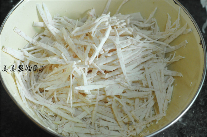 酥香香芋絲的做法-咸鮮味炸菜譜-易網<a href=http://www.fnaogov.cn/ target=_blank class=infotextkey>健康養生</a>網 酥香香芋絲的做法-咸鮮味炸菜譜