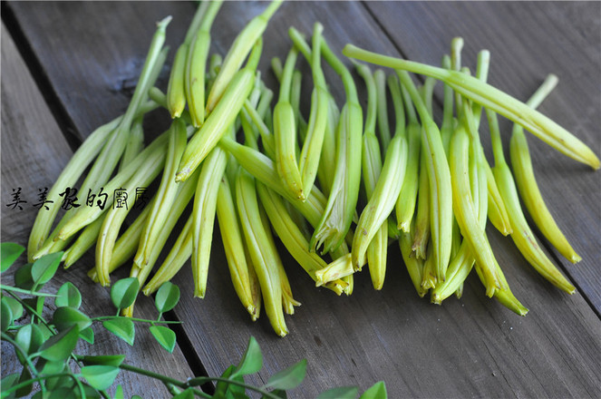 黃花菜炒雞蛋的做法-家常味炒菜譜-易網<a href=http://www.fnaogov.cn/ target=_blank class=infotextkey>健康養生</a>網 黃花菜炒雞蛋的做法-家常味炒菜譜