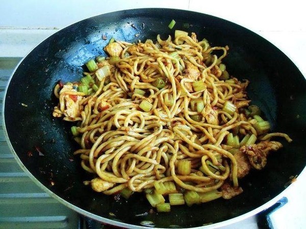 雞肉炒面的做法-家常味炒菜譜