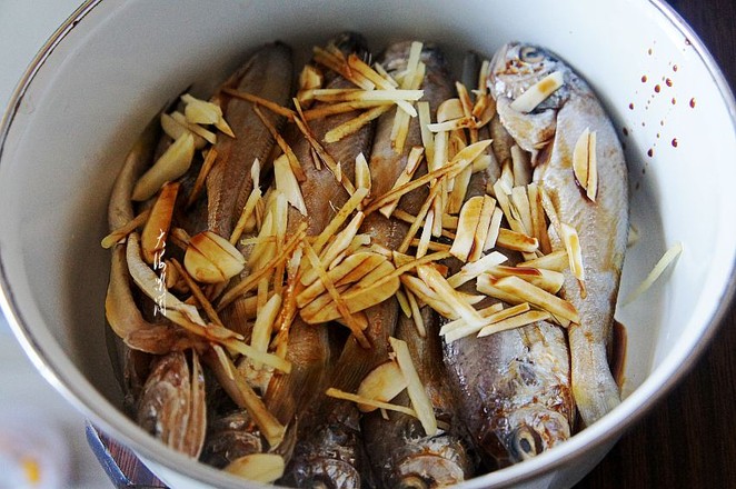 香煎小黃花魚的做法-香辣味煎菜譜-易網健康養生網 香煎小黃花魚的做法-香辣味煎菜譜