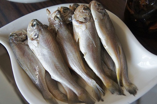 香煎小黃花魚的做法-香辣味煎菜譜-易網<a href=http://www.fnaogov.cn/ target=_blank class=infotextkey>健康養生</a>網 香煎小黃花魚的做法-香辣味煎菜譜