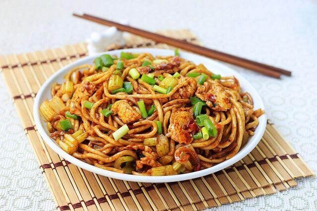雞肉炒面的做法-家常味炒菜譜