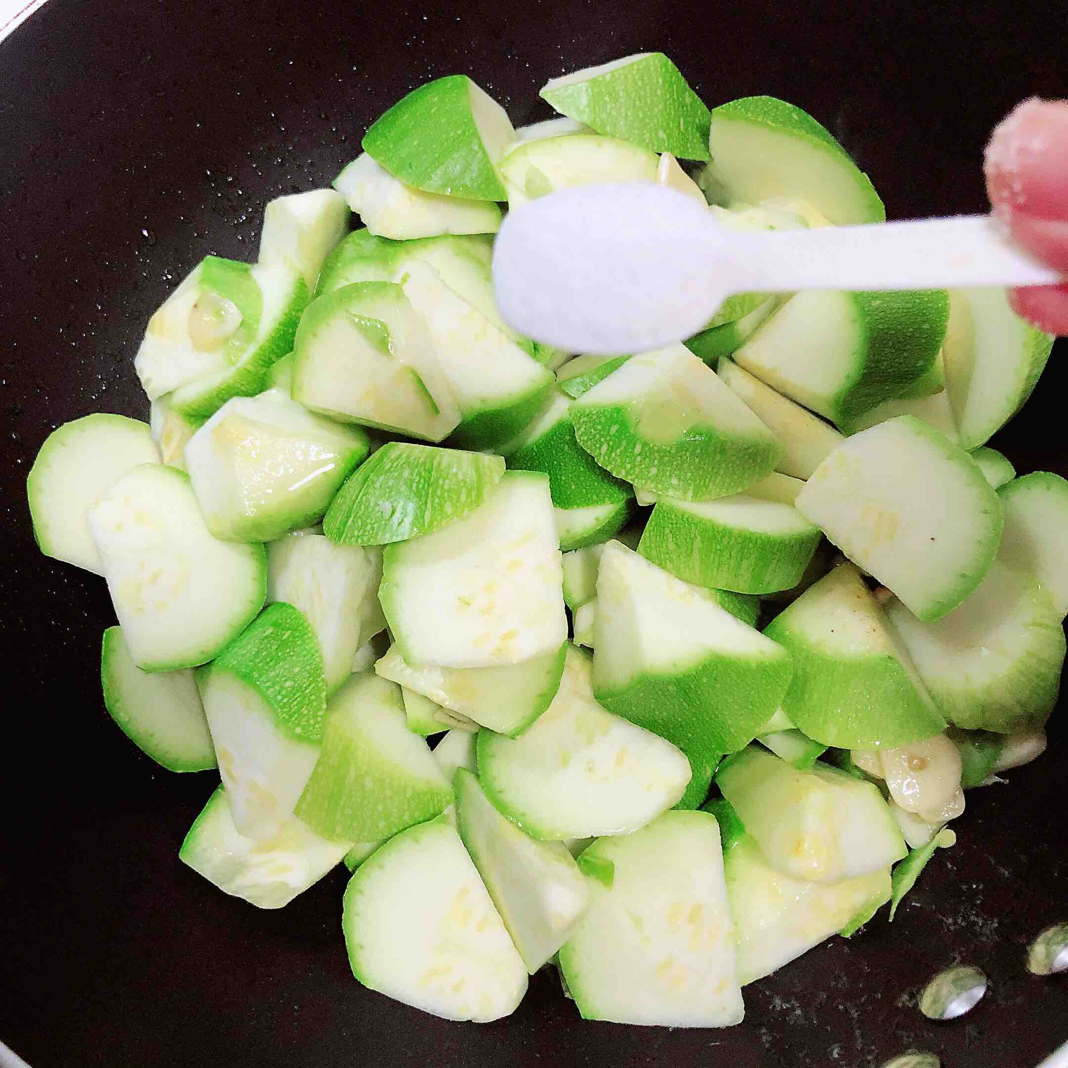 黃油黑椒西葫蘆（快手菜）的做法-黑椒味炒菜譜