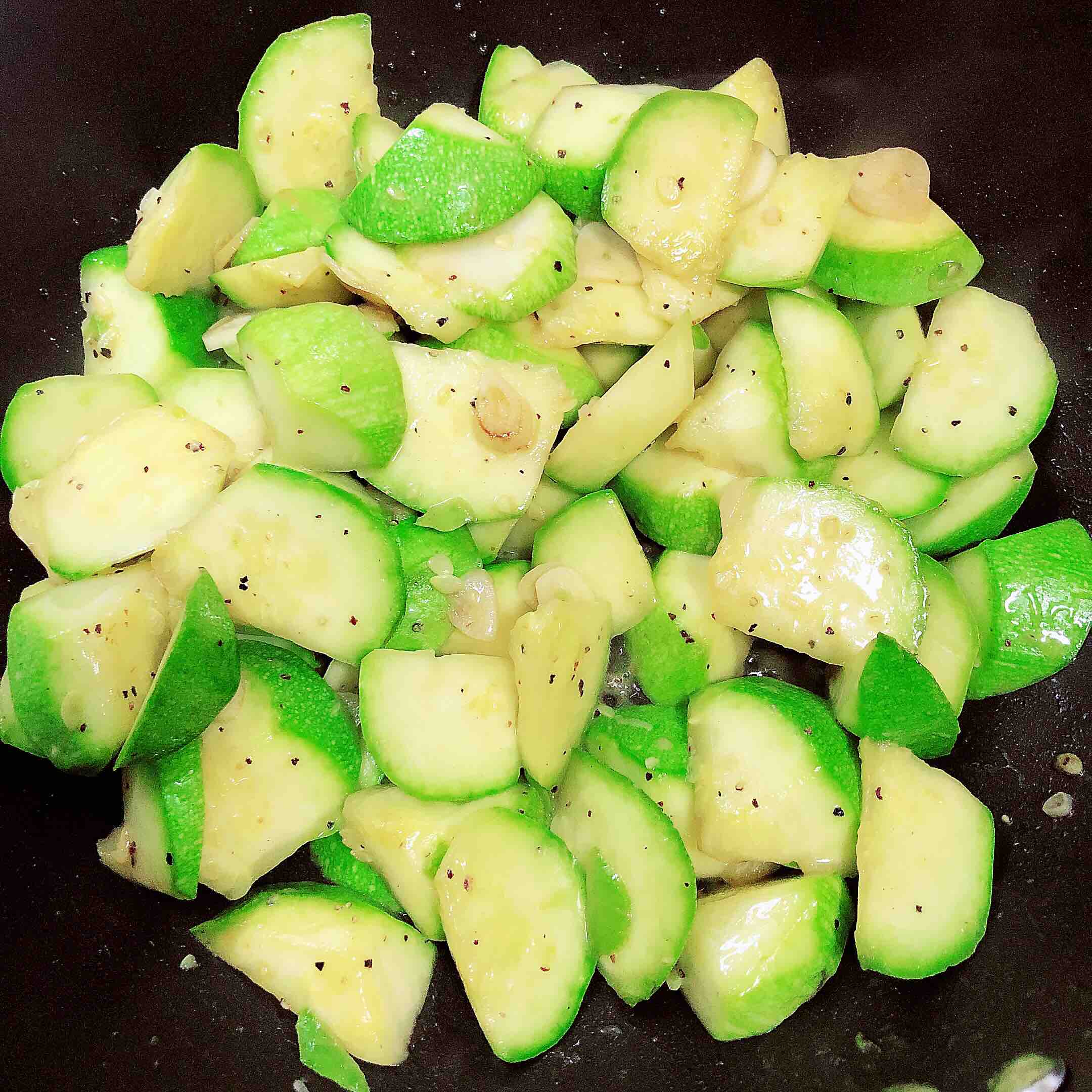 黃油黑椒西葫蘆（快手菜）的做法-黑椒味炒菜譜