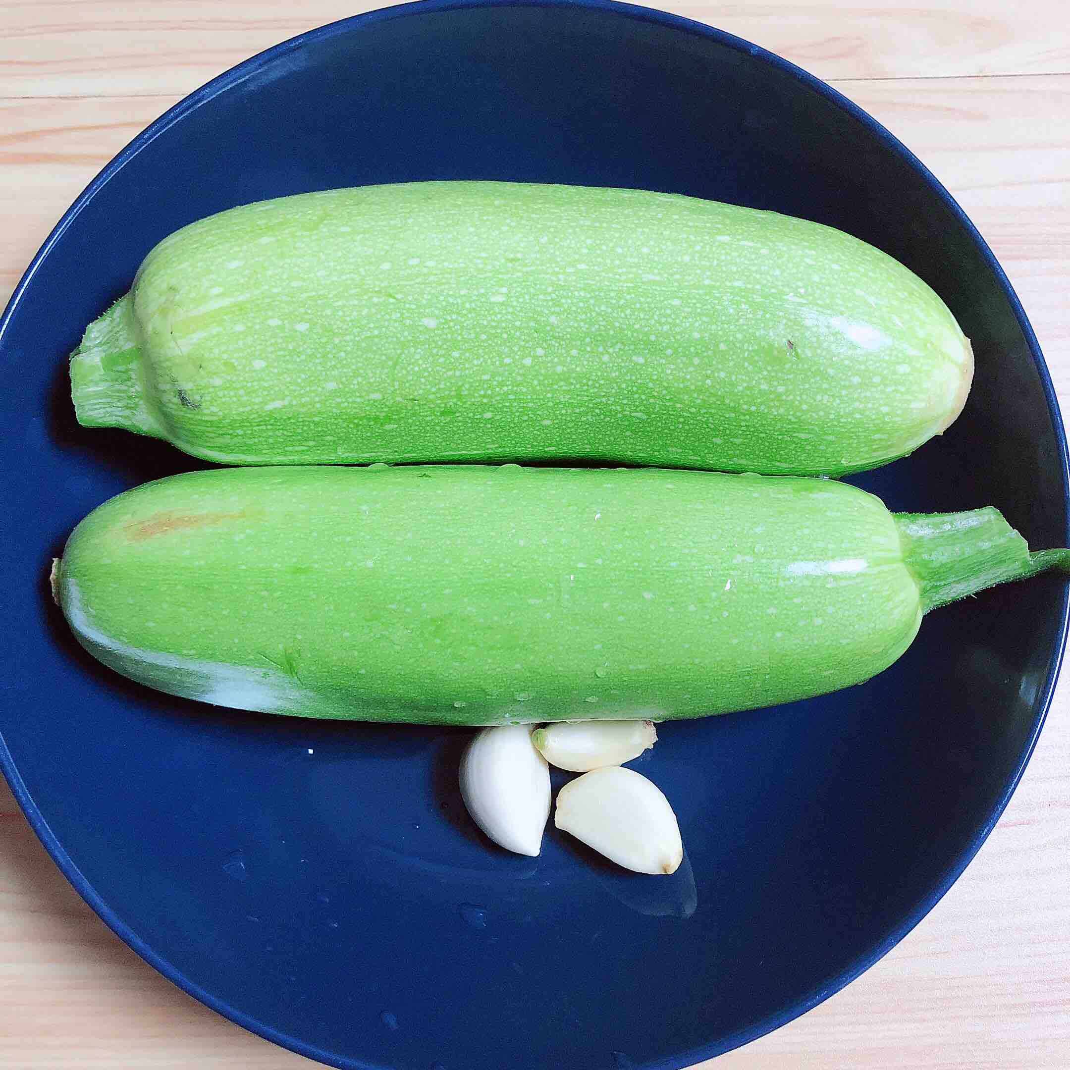 黃油黑椒西葫蘆（快手菜）的做法-黑椒味炒菜譜