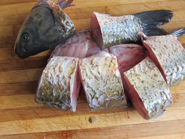 年夜飯一道紅燒魚(yú)的做法-家常味燉菜譜-易網(wǎng)<a href=http://www.fnaogov.cn/ target=_blank class=infotextkey>健康養(yǎng)生</a>網(wǎng) 年夜飯一道紅燒魚(yú)的做法-家常味燉菜譜
