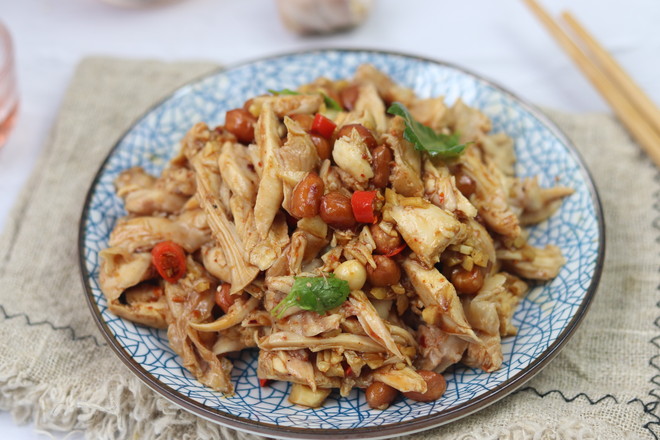 涼拌手撕雞腿肉的做法-家常味拌菜譜-易網(wǎng)健康養(yǎng)生網(wǎng) 涼拌手撕雞腿肉的做法-家常味拌菜譜