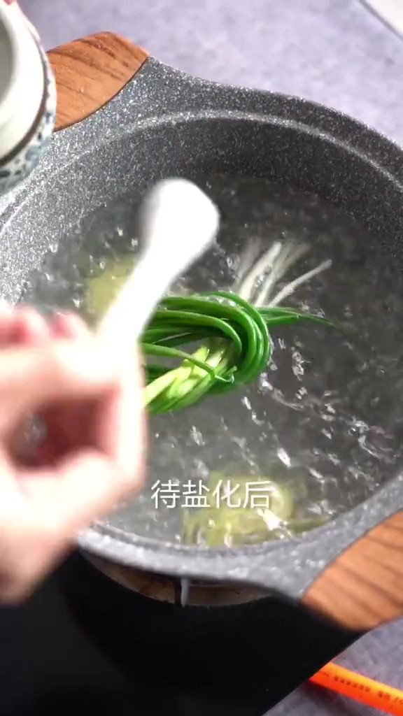 一盤(pán)好吃的口水雞肉的做法-香辣味煮菜譜
