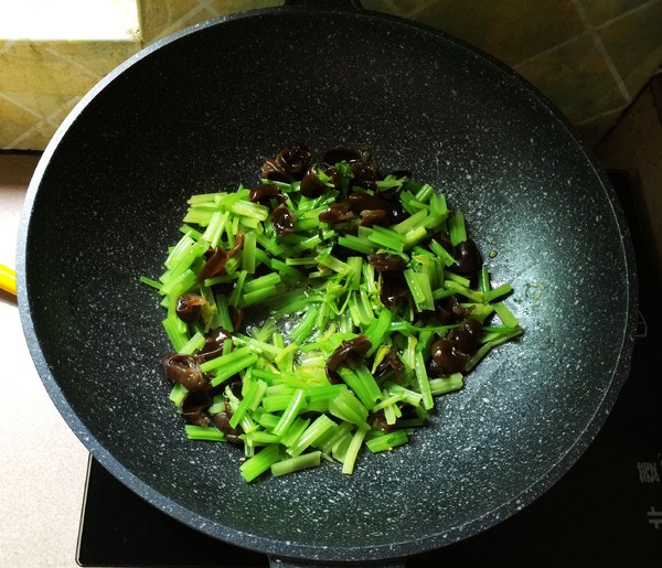 芹菜黑木耳炒雞蛋的做法-家常味炒菜譜-易網健康養生網 芹菜黑木耳炒雞蛋的做法-家常味炒菜譜