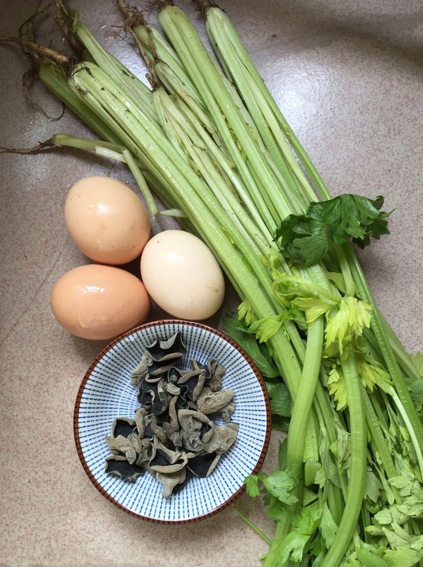 芹菜黑木耳炒雞蛋的做法-家常味炒菜譜-易網<a href=http://www.fnaogov.cn/ target=_blank class=infotextkey>健康養生</a>網 芹菜黑木耳炒雞蛋的做法-家常味炒菜譜