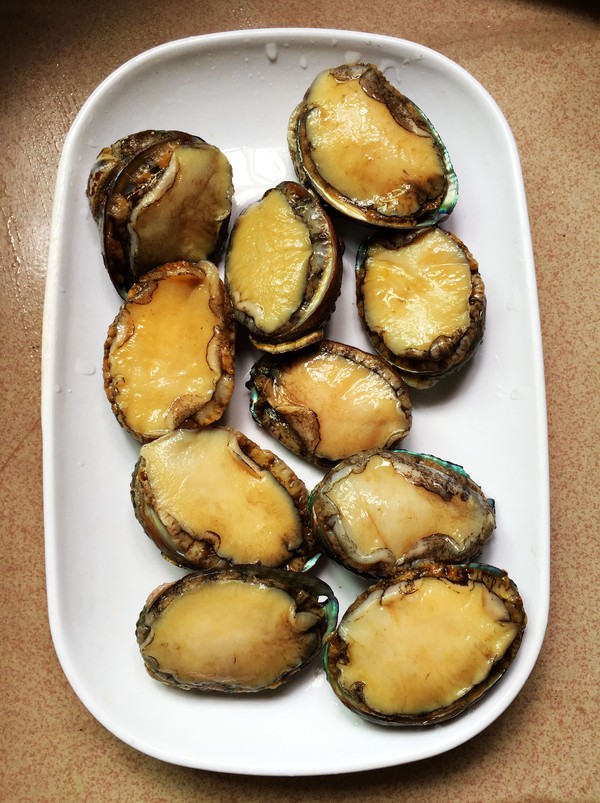 金銀蒜蒸鮑魚的做法-蒜香味蒸菜譜-易網<a href=http://www.fnaogov.cn/ target=_blank class=infotextkey>健康養生</a>網 金銀蒜蒸鮑魚的做法-蒜香味蒸菜譜