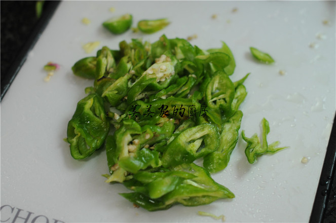 青椒炒老干媽的做法-香辣味炒菜譜-易網<a href=http://www.fnaogov.cn/ target=_blank class=infotextkey>健康養生</a>網 青椒炒老干媽的做法-香辣味炒菜譜