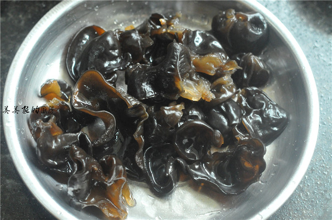 黃花木耳炒蛋的做法-家常味炒菜譜-易網(wǎng)健康養(yǎng)生網(wǎng) 黃花木耳炒蛋的做法-家常味炒菜譜