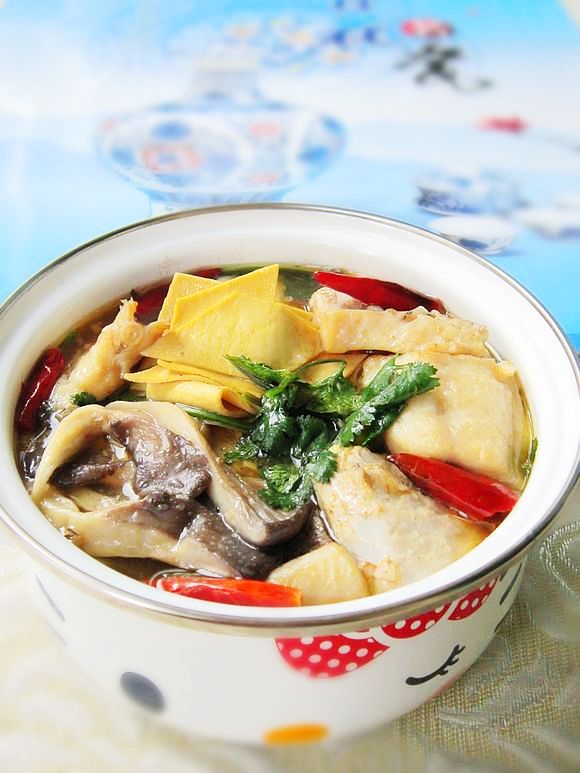 蘑菇燉鯉魚的做法-家常味燉菜譜-易網健康養生網 蘑菇燉鯉魚的做法-家常味燉菜譜