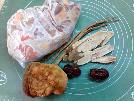 參芪猴菇燉雞的做法-咸鮮味燉菜譜-易網(wǎng)<a href=http://www.fnaogov.cn/ target=_blank class=infotextkey>健康養(yǎng)生</a>網(wǎng) 參芪猴菇燉雞的做法-咸鮮味燉菜譜
