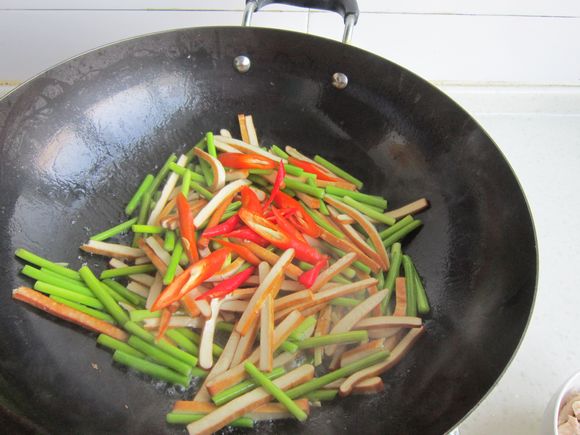 香干蒜薹炒肉絲的做法-家常味炒菜譜
