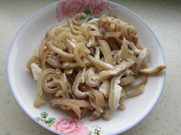 毛芹菜炒肉皮的做法-家常味炒菜譜