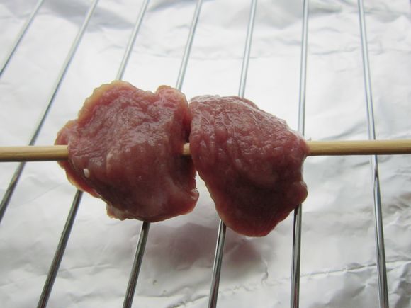 烤羊肉串的做法-香辣味烤菜譜-易網健康養生網 烤羊肉串的做法-香辣味烤菜譜