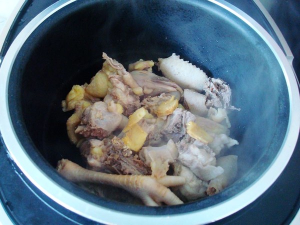 電飯煲荸薺燉雞的做法-家常味燉菜譜