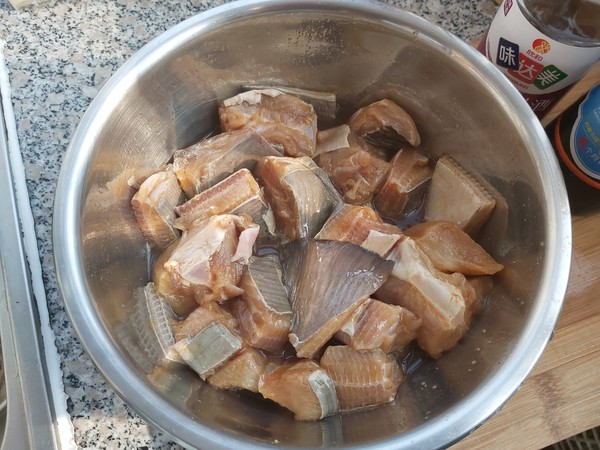 香酥老板魚的做法-家常味炸菜譜-易網健康養生網 香酥老板魚的做法-家常味炸菜譜