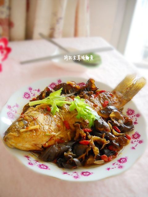 剁椒木耳燉鯽魚的做法-咸鮮味燒菜譜-易網(wǎng)健康養(yǎng)生網(wǎng) 剁椒木耳燉鯽魚的做法-咸鮮味燒菜譜