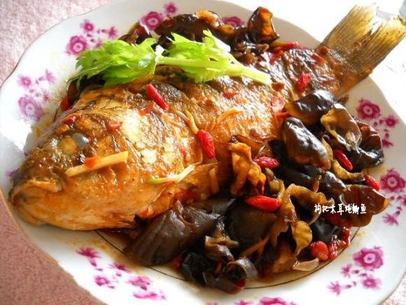 剁椒木耳燉鯽魚的做法-咸鮮味燒菜譜-易網(wǎng)健康養(yǎng)生網(wǎng) 剁椒木耳燉鯽魚的做法-咸鮮味燒菜譜