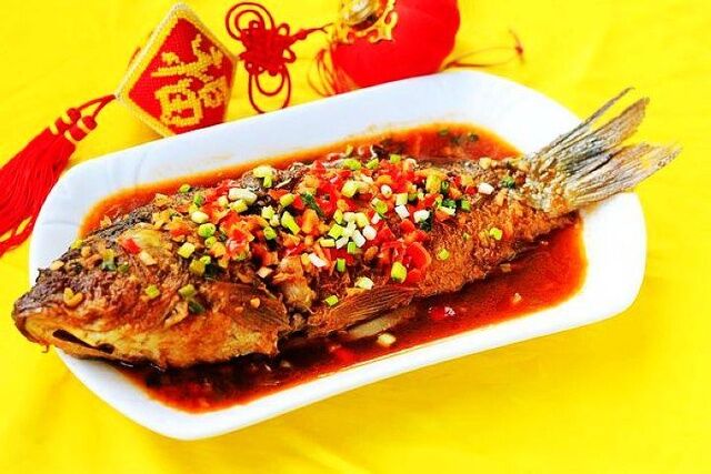 紅燒鯉魚的做法-家常味燒菜譜-易網(wǎng)健康養(yǎng)生網(wǎng) 紅燒鯉魚的做法-家常味燒菜譜