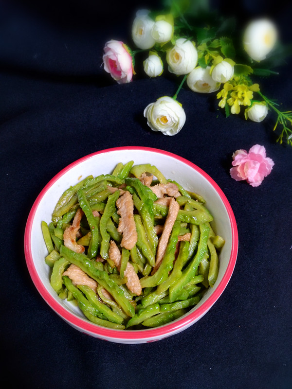 苦瓜炒肉絲的做法-家常味炒菜譜-易網(wǎng)健康養(yǎng)生網(wǎng) 苦瓜炒肉絲的做法-家常味炒菜譜