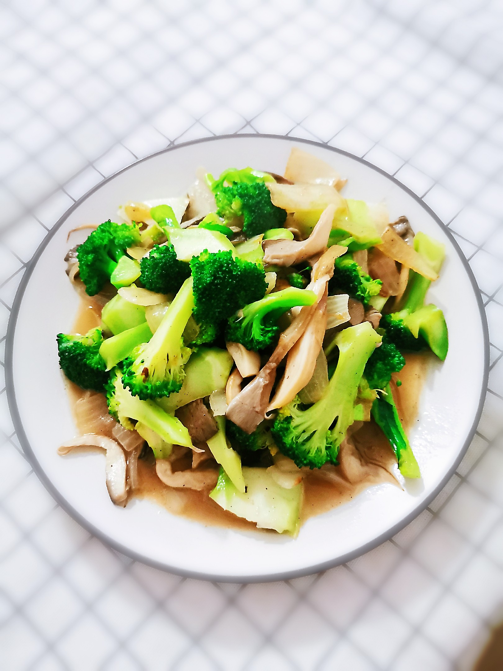 蘑菇炒西蘭花的做法-家常味炒菜譜-易網(wǎng)健康養(yǎng)生網(wǎng) 蘑菇炒西蘭花的做法-家常味炒菜譜