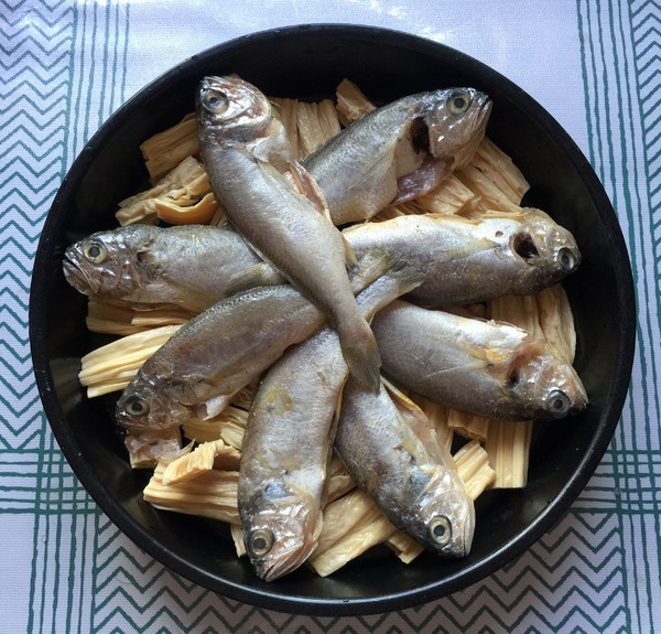 腐竹蒸小黃魚的做法-香辣味蒸菜譜-易網(wǎng)健康養(yǎng)生網(wǎng) 腐竹蒸小黃魚的做法-香辣味蒸菜譜