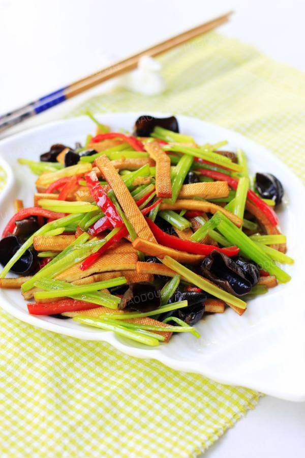 毛芹菜木耳炒香干的做法-家常味炒菜譜