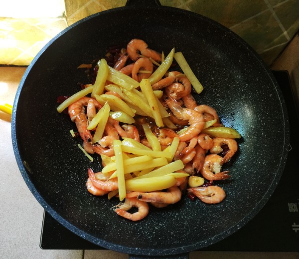 干鍋土豆蝦的做法-香辣味炒菜譜-易網(wǎng)健康養(yǎng)生網(wǎng) 干鍋土豆蝦的做法-香辣味炒菜譜