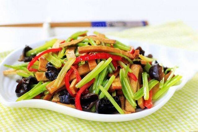 毛芹菜木耳炒香干的做法-家常味炒菜譜
