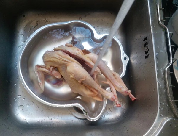 蒜香童子雞的做法-咸鮮味燒菜譜-易網(wǎng)<a href=http://www.fnaogov.cn/ target=_blank class=infotextkey>健康養(yǎng)生</a>網(wǎng) 蒜香童子雞的做法-咸鮮味燒菜譜