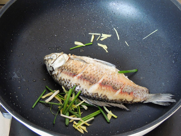 冬瓜鯽魚湯的做法-家常味煮菜譜-易網健康養(yǎng)生網 冬瓜鯽魚湯的做法-家常味煮菜譜