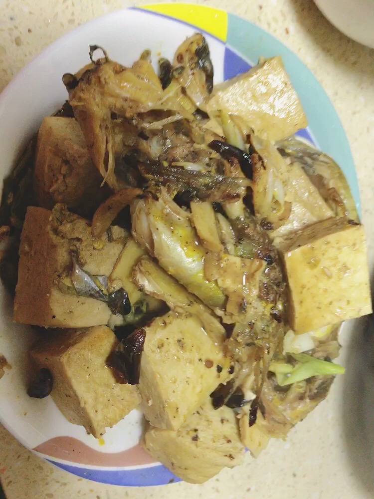 黃骨魚燉豆腐的做法-香辣味燉菜譜-易網(wǎng)健康養(yǎng)生網(wǎng) 黃骨魚燉豆腐的做法-香辣味燉菜譜