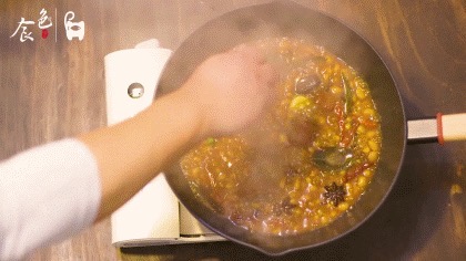 黃豆燒豬尾！超級好吃的家常菜，學會了這道菜，誰還去吃紅燒肉和大豬蹄子??？的做法-咸鮮味燒菜譜