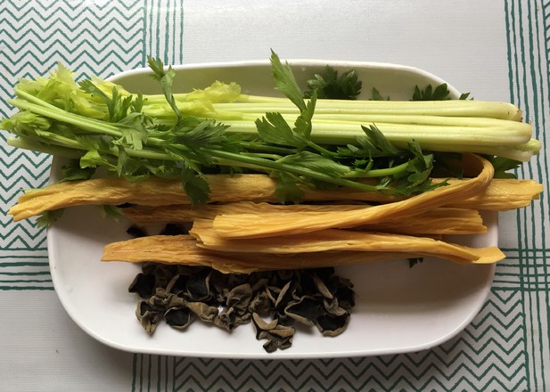 芹菜炒黑木耳的做法-家常味炒菜譜-易網<a href=http://www.fnaogov.cn/ target=_blank class=infotextkey>健康養生</a>網 芹菜炒黑木耳的做法-家常味炒菜譜