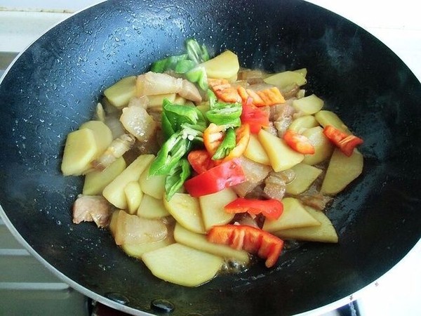 土豆燜咸肉的做法-家常味燜菜譜-易網健康養生網 土豆燜咸肉的做法-家常味燜菜譜