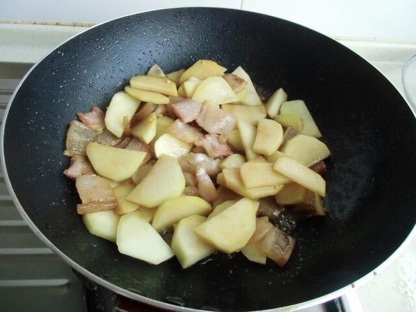 土豆燜咸肉的做法-家常味燜菜譜-易網健康養生網 土豆燜咸肉的做法-家常味燜菜譜