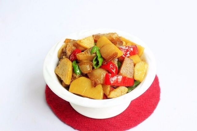 土豆燜咸肉的做法-家常味燜菜譜-易網健康養生網 土豆燜咸肉的做法-家常味燜菜譜