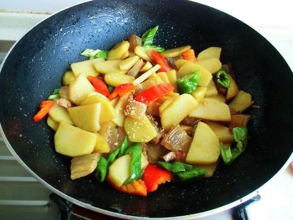土豆燜咸肉的做法-家常味燜菜譜-易網健康養生網 土豆燜咸肉的做法-家常味燜菜譜
