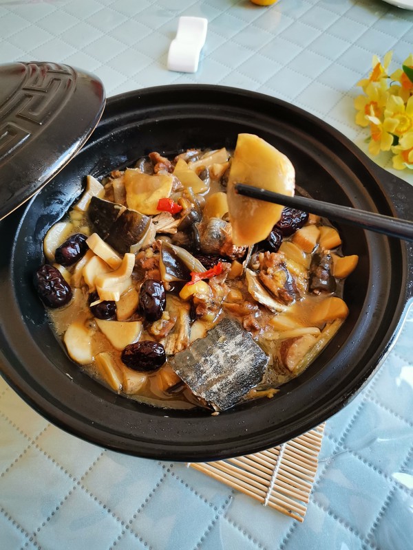 雞腿菇燉甲魚煲的做法-咸鮮味燉菜譜-易網健康養(yǎng)生網 雞腿菇燉甲魚煲的做法-咸鮮味燉菜譜