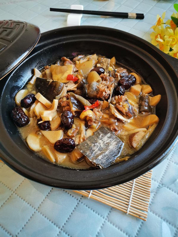 雞腿菇燉甲魚煲的做法-咸鮮味燉菜譜-易網健康養(yǎng)生網 雞腿菇燉甲魚煲的做法-咸鮮味燉菜譜