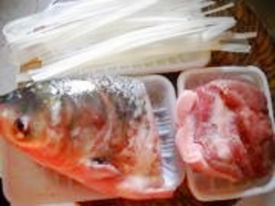 砂鍋魚頭煲的做法-咸鮮味煮菜譜-易網(wǎng)<a href=http://www.fnaogov.cn/ target=_blank class=infotextkey>健康養(yǎng)生</a>網(wǎng) 砂鍋魚頭煲的做法-咸鮮味煮菜譜