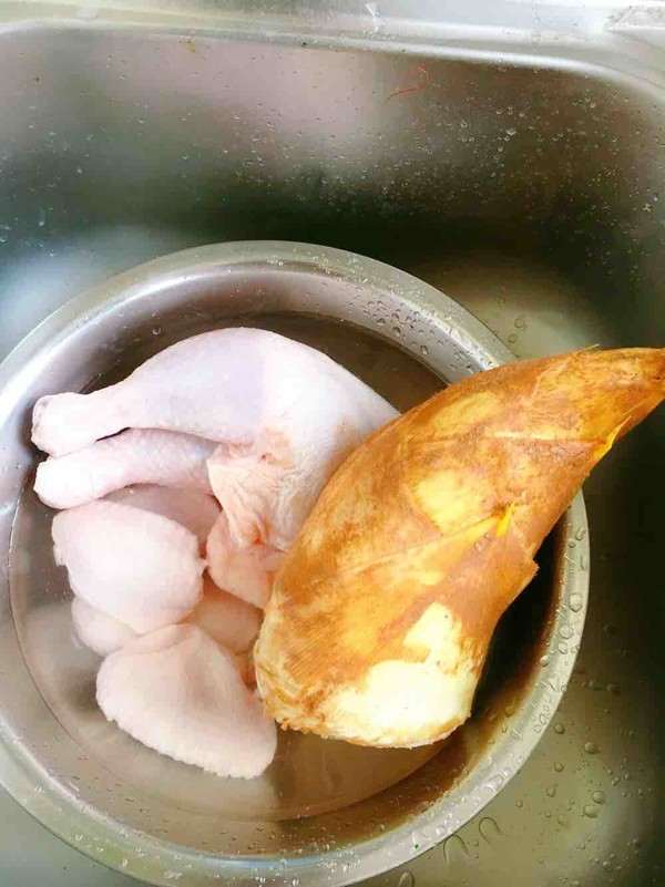 春筍奔跑雞的做法-咸鮮味燉菜譜-易網(wǎng)<a href=http://www.fnaogov.cn/ target=_blank class=infotextkey>健康養(yǎng)生</a>網(wǎng) 春筍奔跑雞的做法-咸鮮味燉菜譜