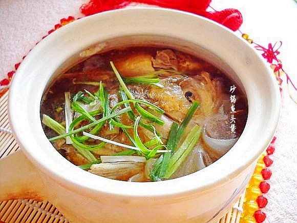 砂鍋魚頭煲的做法-咸鮮味煮菜譜-易網(wǎng)健康養(yǎng)生網(wǎng) 砂鍋魚頭煲的做法-咸鮮味煮菜譜