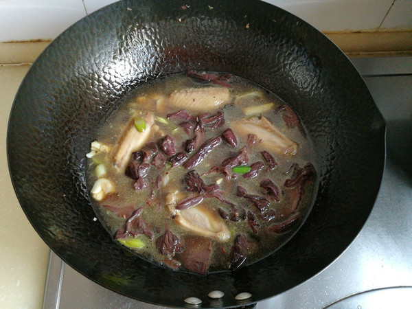 紅蘑雞翅燉寬粉的做法-家常味燉菜譜